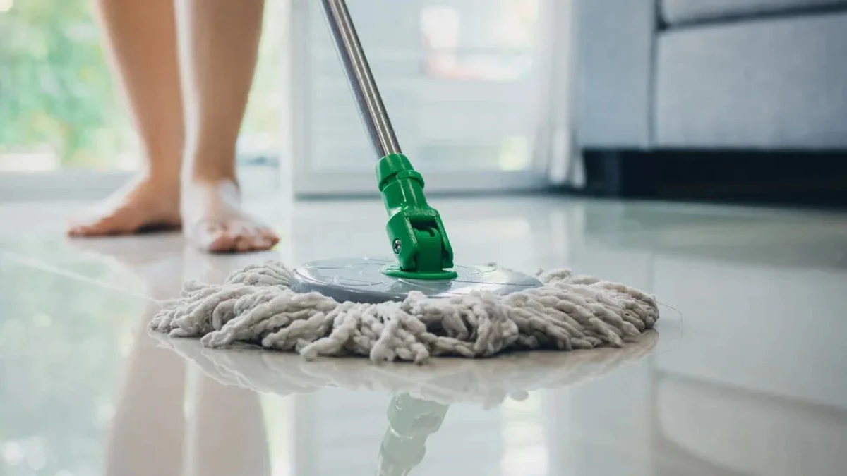 Domowy płyn, który sprawia, że podłoga lśni i pachnie przez cały tydzień