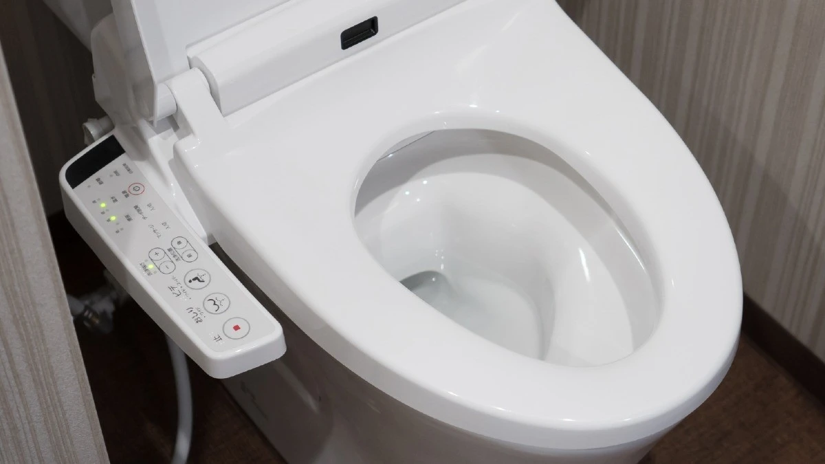 Dlaczego coraz więcej Polaków montuje tę jedną rzecz w łazience zamiast kupować papier - image 1