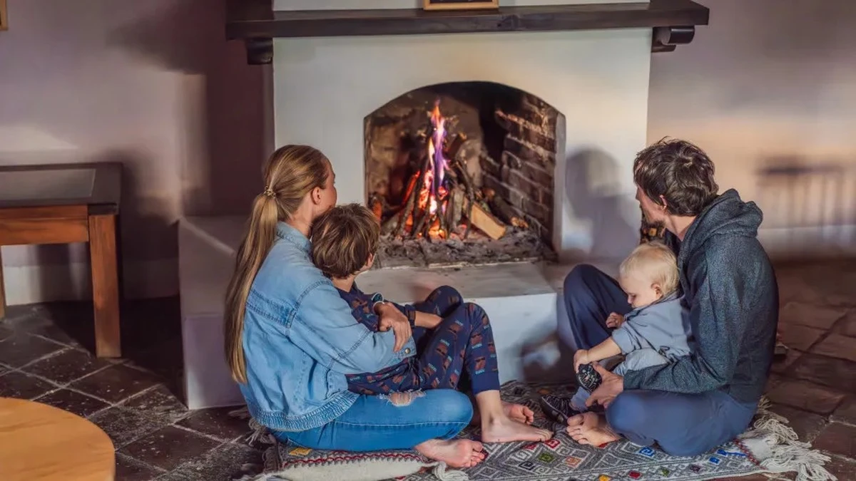 Dlaczego Twoje ubrania przesiąkają dymem z kominka i jak to naprawić jednym produktem z kuchni