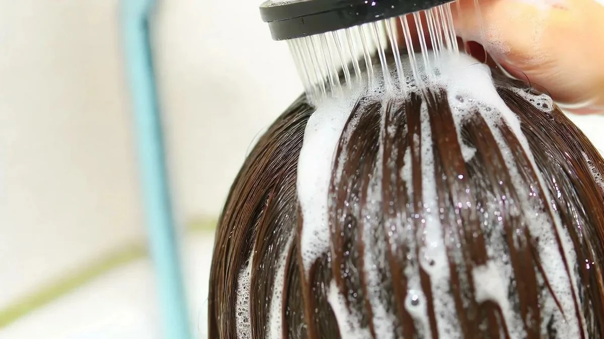 Niebezpieczny błąd pod prysznicem: to przez wodę siwiejesz szybciej?