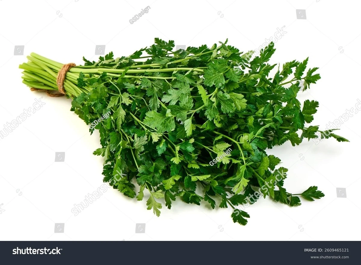 Dlaczego warto dodawać natkę pietruszki do każdego posiłku - image 1