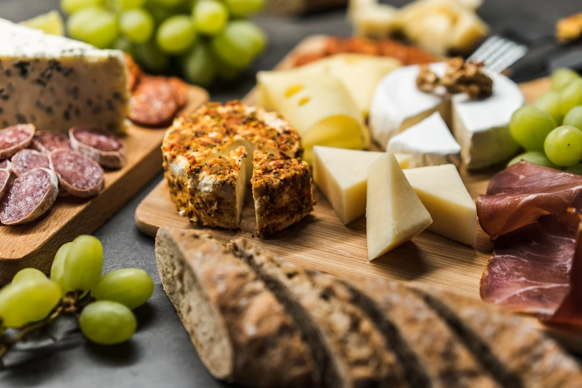 Dlaczego warto ograniczyć serek topiony i cheddar w codziennej diecie - image 1