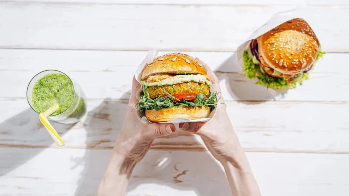 Dlaczego warto mieć w zamrażarce domowe burgery z ciecierzycy