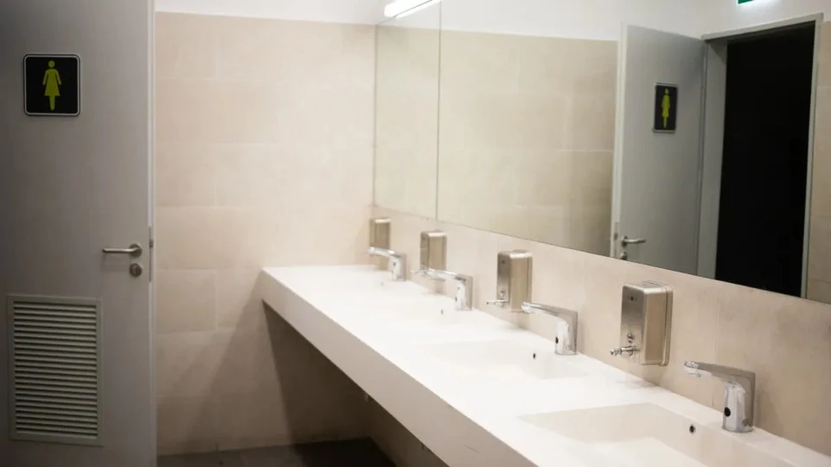 Dlaczego doświadczeni podróżnicy zawsze spłukują wodę przed skorzystaniem z publicznej toalety