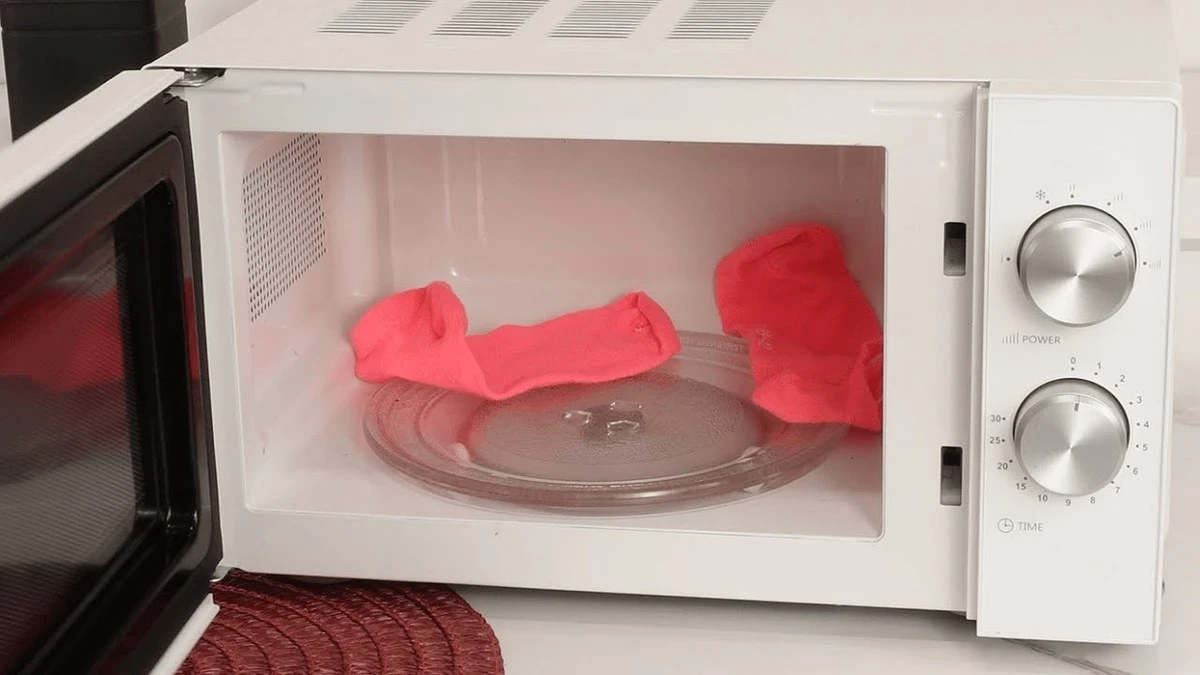 Białe skarpetki jak z salonu: dlaczego warto włożyć je do mikrofali na 2 minuty - image 1