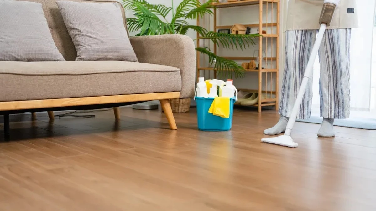 Dlaczego mycie paneli płynem do naczyń to błąd, który popełnia większość z nas