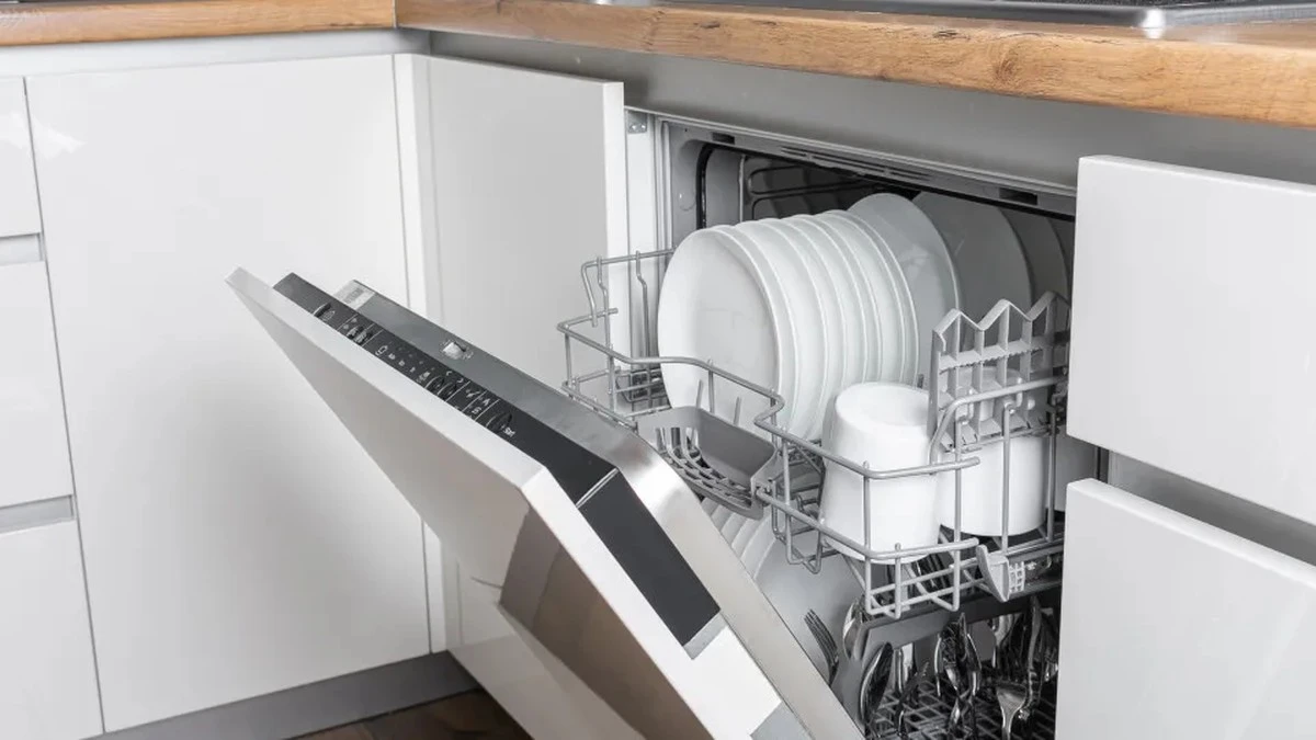 Dlaczego wieszanie ręcznika na drzwiach zmywarki to błąd, który może cię kosztować