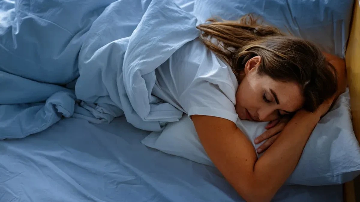 Dlaczego spanie na brzuchu dodaje lat każdej nocy