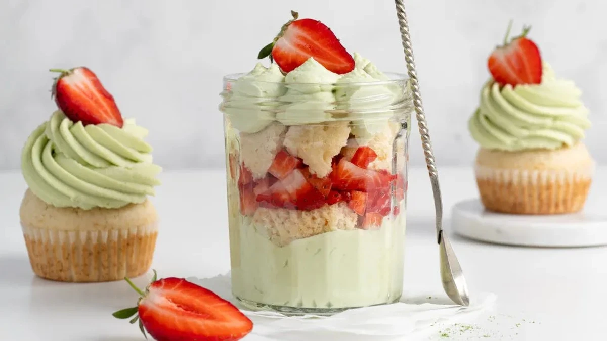 Dlaczego warto układać warstwy ciasta w słoiku zamiast piec tradycyjną blachę