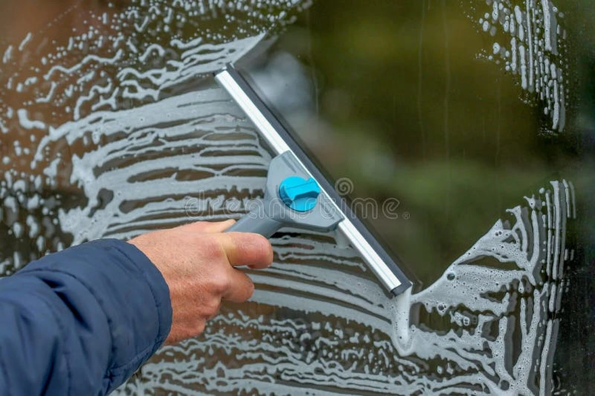 Dlaczego twoje okna wciąż mają smugi mimo dokładnego mycia - image 1