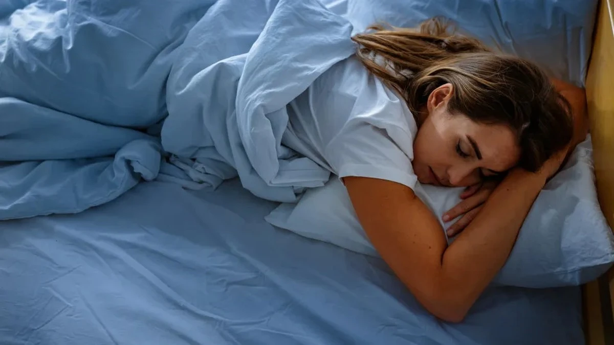 Dlaczego sposób, w jaki układasz poduszki do snu, może obciążać Twój wzrok